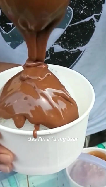 印度小哥做的巧克力冰淇淋,这么一大碗只要五毛钱!