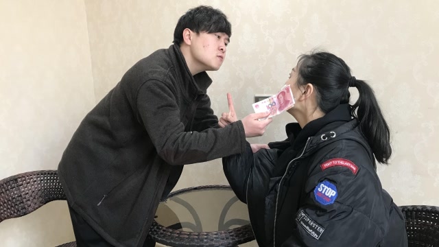 女总裁低调相亲,遭奇葩男炫富用钱打脸,露出身份奇葩男跪求原谅