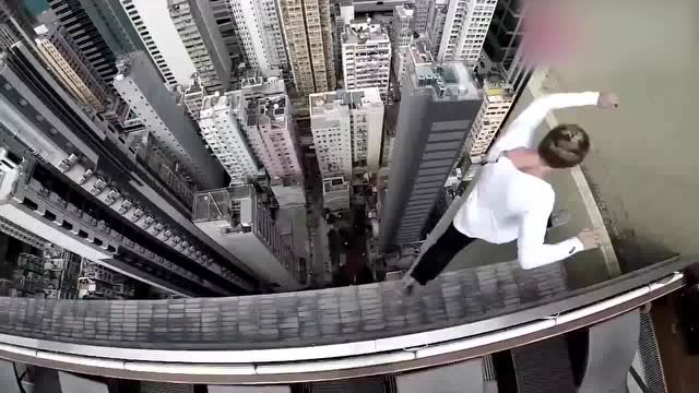 外国人极限运动,极限挑战高楼上的各种动作,每一个动作都让人紧张