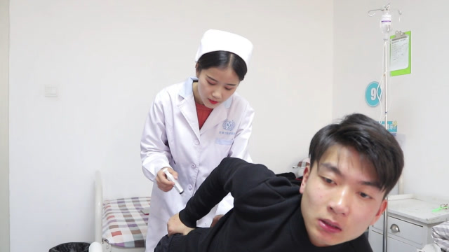 护士打针,小伙居然放屁,美女护士没办法竟用这种招看完笑三天