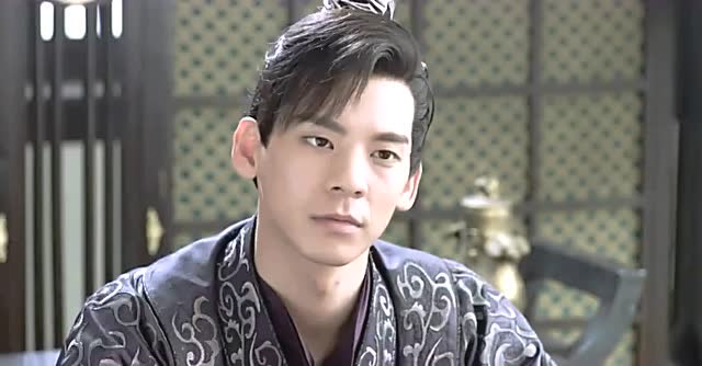 花不弃为别的男人伤心落泪,东方炻心里酸酸的,爱到骨子里了