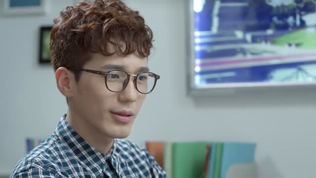 曹光喜欢上微微,偷偷地看微微的照片,被朋友发现!