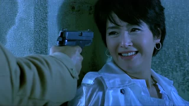 夺帅:老大指着素姐说,是不是跟阿发有一腿!