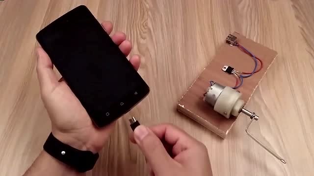 自制手摇式发电机给手机充电,户外神器!这创意好极了!