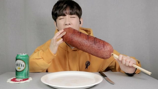 现在吃播真不容易,小哥哥做巨无霸香肠,手拿着都费劲