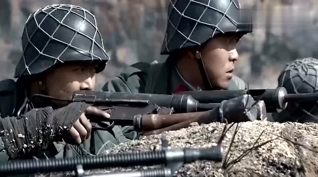 日军走进埋伏圈,国军战士手持984倍镜,专打鬼子军官!