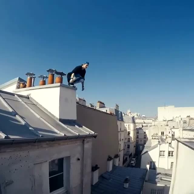 男子高楼跑酷,看着让人心惊