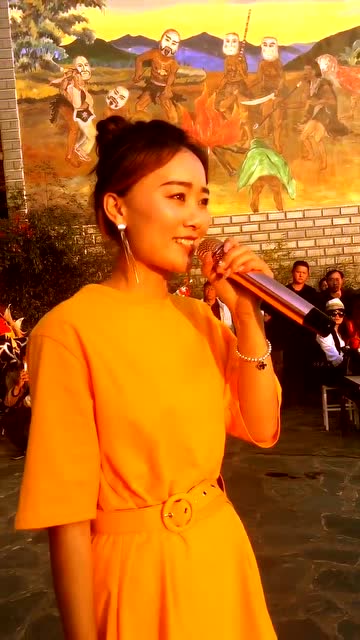 云南张娜街头翻唱《狂浪》 开口就吸引众人围观,嗓音胜似原唱!