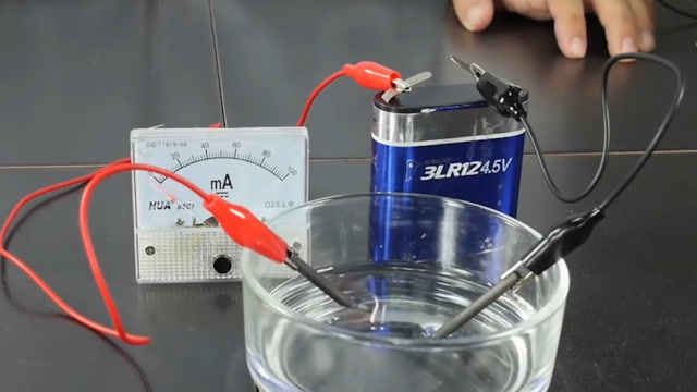 水是拥有导电性的,可是如何加大电流呢?只需要撒点它即可