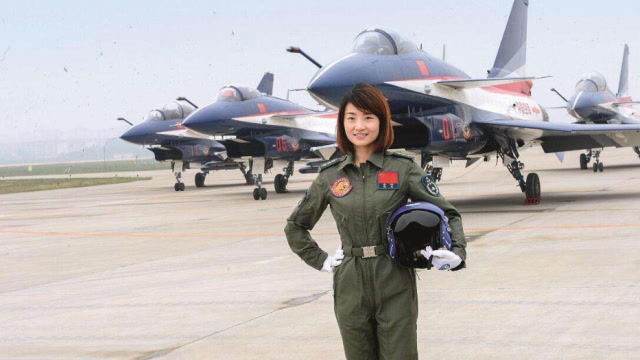 歼20女飞行员首次亮相,一出现就打破世界纪录,谁说女子不如男