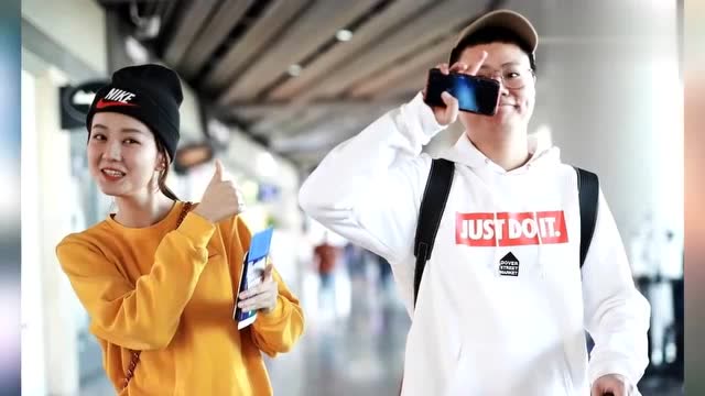 乔欣和经纪人浩浩现身机场,比心甜笑似邻家女孩,引粉丝围观