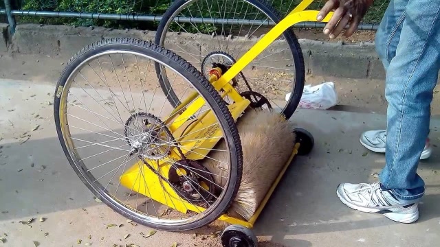 国外牛人用自行车制作清扫机,不耗油电,还不会扬起灰尘