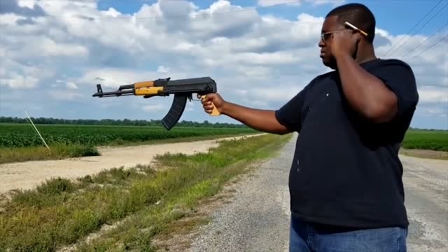 单手也能用ak,黑人大叔:压枪啥的,不存在的!