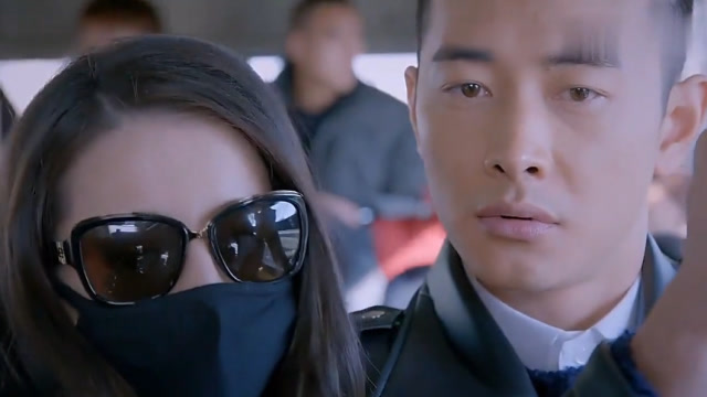 雷奕明陪高雯完成她的心愿,他的表情好像很痛苦,又很想笑