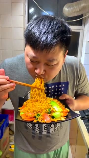 麻辣德子:家庭版的炒方便面教程,如果半夜饿了,可以先应应急!