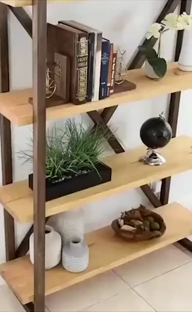 工人使用几根木棍!制作出一个花架!