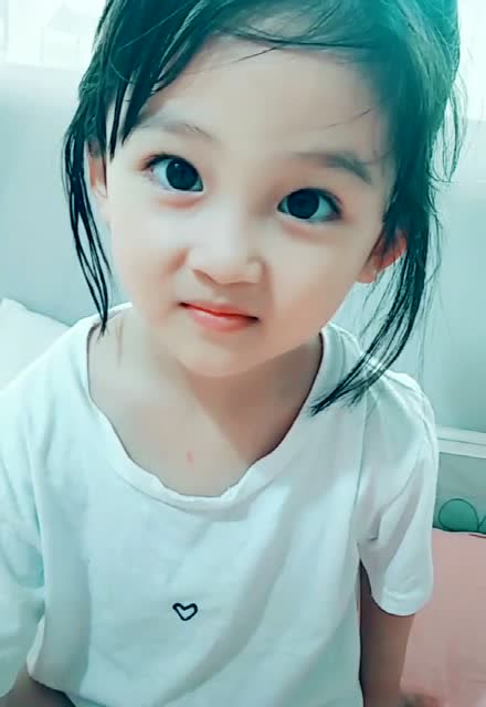 小女孩的眼睛好好看啊,睫毛也特别的长