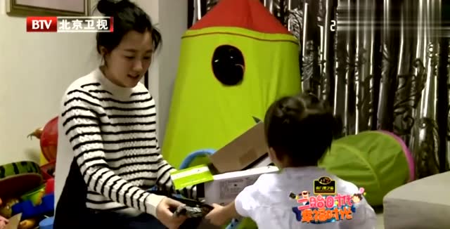 二胎时代小豌豆初次见面就吐槽潘姥爷的身高真让人哭笑不得