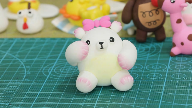 萌芽熊粘土手工,萌芽熊精心打扮了一下,她是要去参加聚会吗?