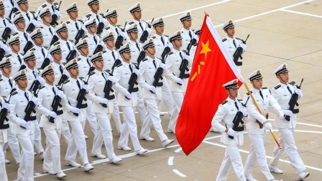 大连舰艇学院举行阅兵庆祝海军节 千人同行踏乐高歌