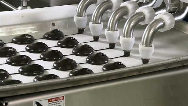 风靡全球的奥利奥饼干是怎样制作的?看完想呆在工厂不出来!
