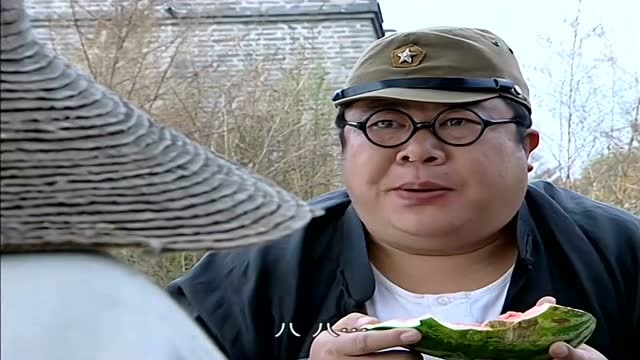 小兵张嘎:胖翻译对瓜农不恭敬,结果一抬头,吓得说话结巴!
