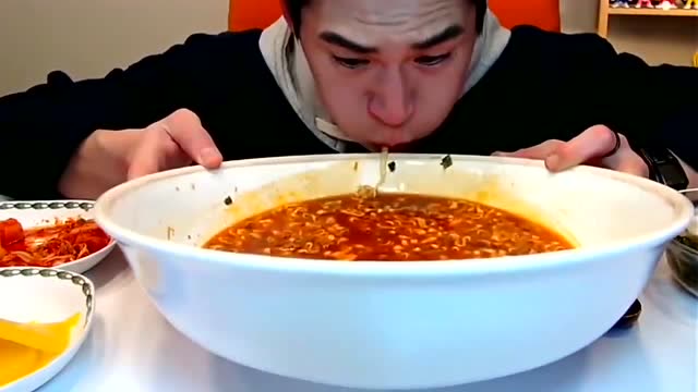 韩国哥喝超大碗面,旁边还有一大碗米饭,确定还能吃得下吗