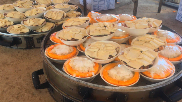 看看人家农村的酒席菜,这一大锅一大盆的,这才是酒席呢,看饿了