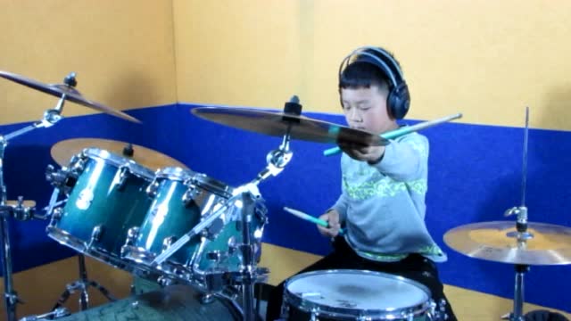 8岁小鼓手表演金属乐队巨作
