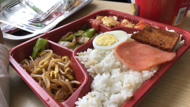 火车上25块钱的盒饭,看看里面都有啥,你们觉得咋样