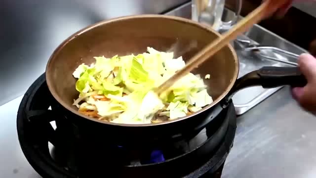 看日本料理厨师做的炒菜,这颠锅技术也是相当的好啊