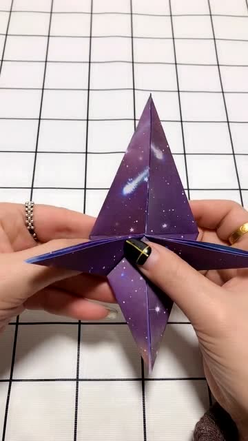 手工折纸小达人教你用星空纸折飞机这样折出的飞机能飞一百米