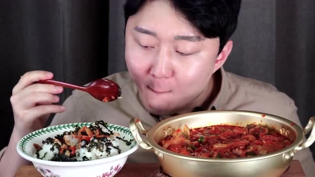 韩国呆哥吃辣酱炖海鲜配米饭,辣辣的超的好香
