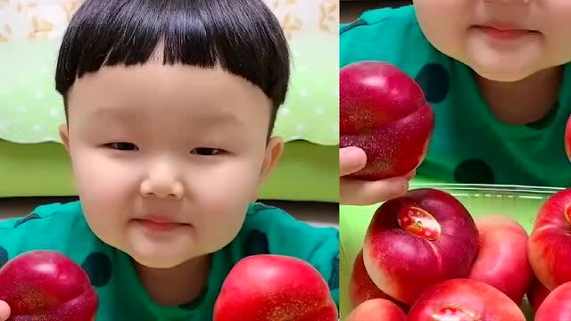 宝宝吃桃子的样子,十分的可爱