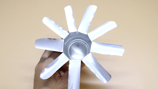 用易拉罐制作一个烧蚊香的临时支架,方法太棒了