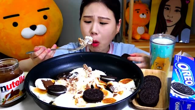 韩国美女大胃王卡妹吃烤棉花糖加奥利奥