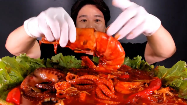 大叔吃八爪鱼和老虎虾,满满的辣酱,还搭配了宽粉一起