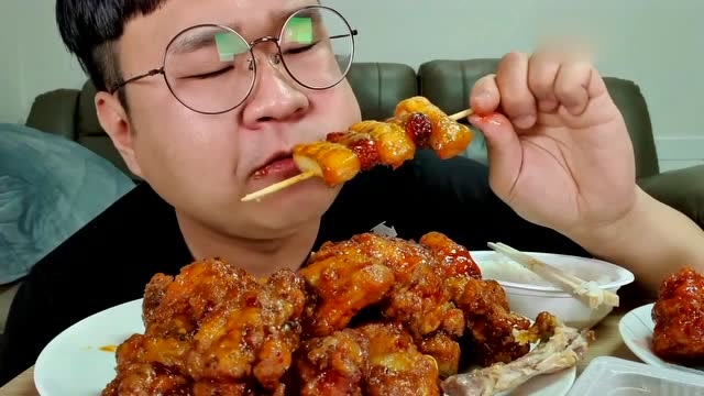 韩国吃货胖脸哥,吃甜辣炸鸡腿 年糕串,色味俱全,吃相馋人