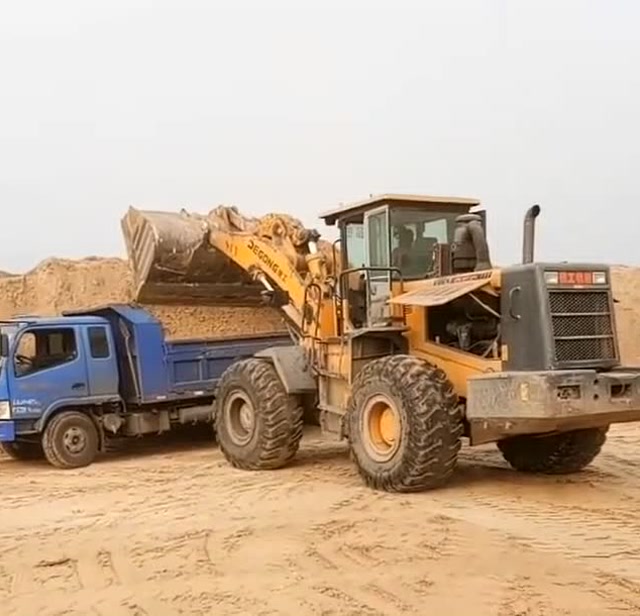 给铲车师傅送了一包烟,没想到多给了这么多沙子,太值了!