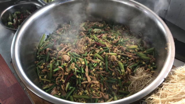 工地大锅饭:老师傅手艺真是绝了,工人们吃完三碗还想要!