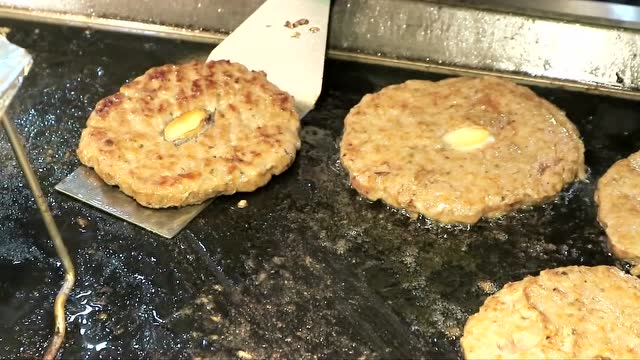 铁板鲍鱼煎肉饼,看起来确实是挺有创意,有机会值得试一试