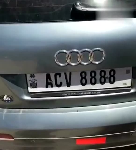 在非洲大街上碰到一辆豪车,车牌号无敌了!
