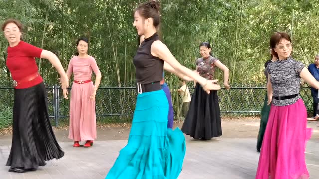 紫竹院公园杜老师舞团,晓红和老杜领舞,跳嗨了,汗水浸湿了衣服
