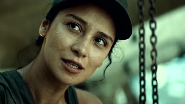 巴尔干边界美女左臂受伤自己缝着针眼皮都不眨一下是个狠人