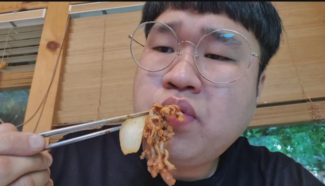 韩国吃货胖哥,吃辣炒猪肉,煎饼,配各种泡菜,真是妥妥的吃货