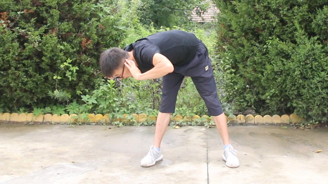 每天坚持原地左右扭腰,12天暴瘦全身,主要瘦肚子和大腿