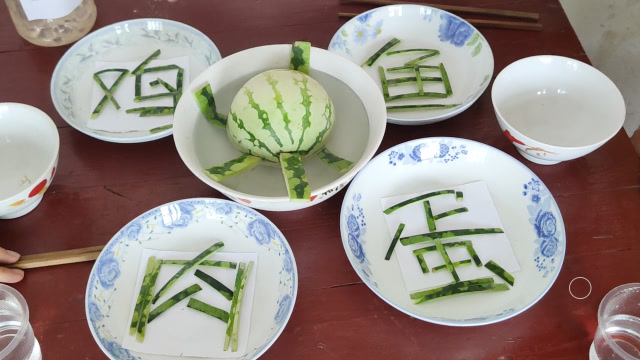 七夕节,妻子说老公不懂浪漫,老公当大厨做了四菜一汤,很搞笑