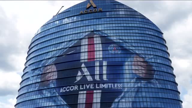 雅高集团巴黎总部大楼用大巴黎球衣创意揭示 "雅高心悦界"