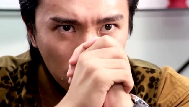 赌侠:星爷刀仔抽牌比大,没想星爷偷偷变牌,刀仔揭开一看傻眼了