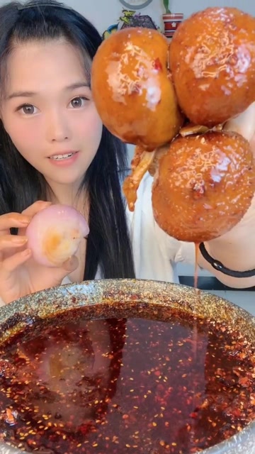 吃播妹子吃肚包羊脑,蘸上点辣椒油,味道别提多香了!